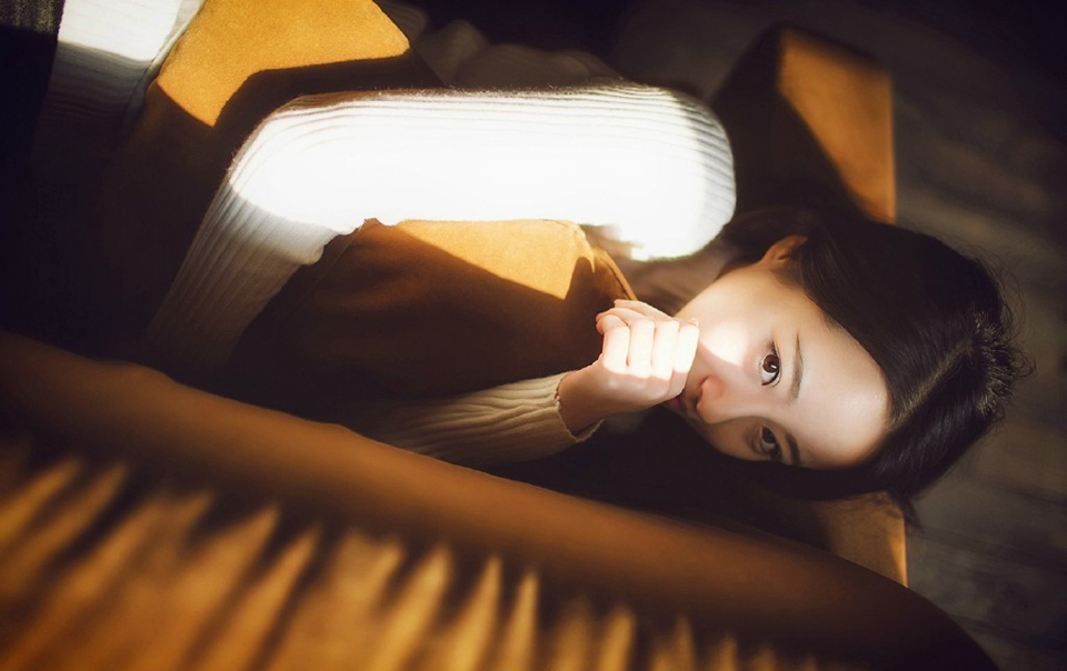 “原来如此。”伏德摇了摇头，苦笑道：“我是谁……我自己都快不记得了，我们这种人，是没有名字，只有代号，我乃夜凰卫，将军也可称我为死间，在来荆州的那一刻，就已经没有准备活着回去。”